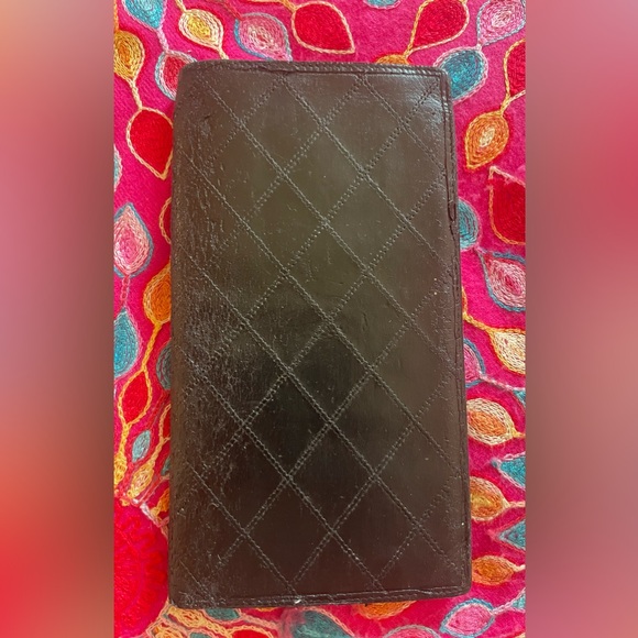 Chanel lamb skin caviar leather black wallet. Approximately 7 x 4“. GUC. - Picture 1 of 11